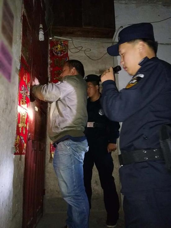 石嘴山粗心妈妈误将幼女锁家中 